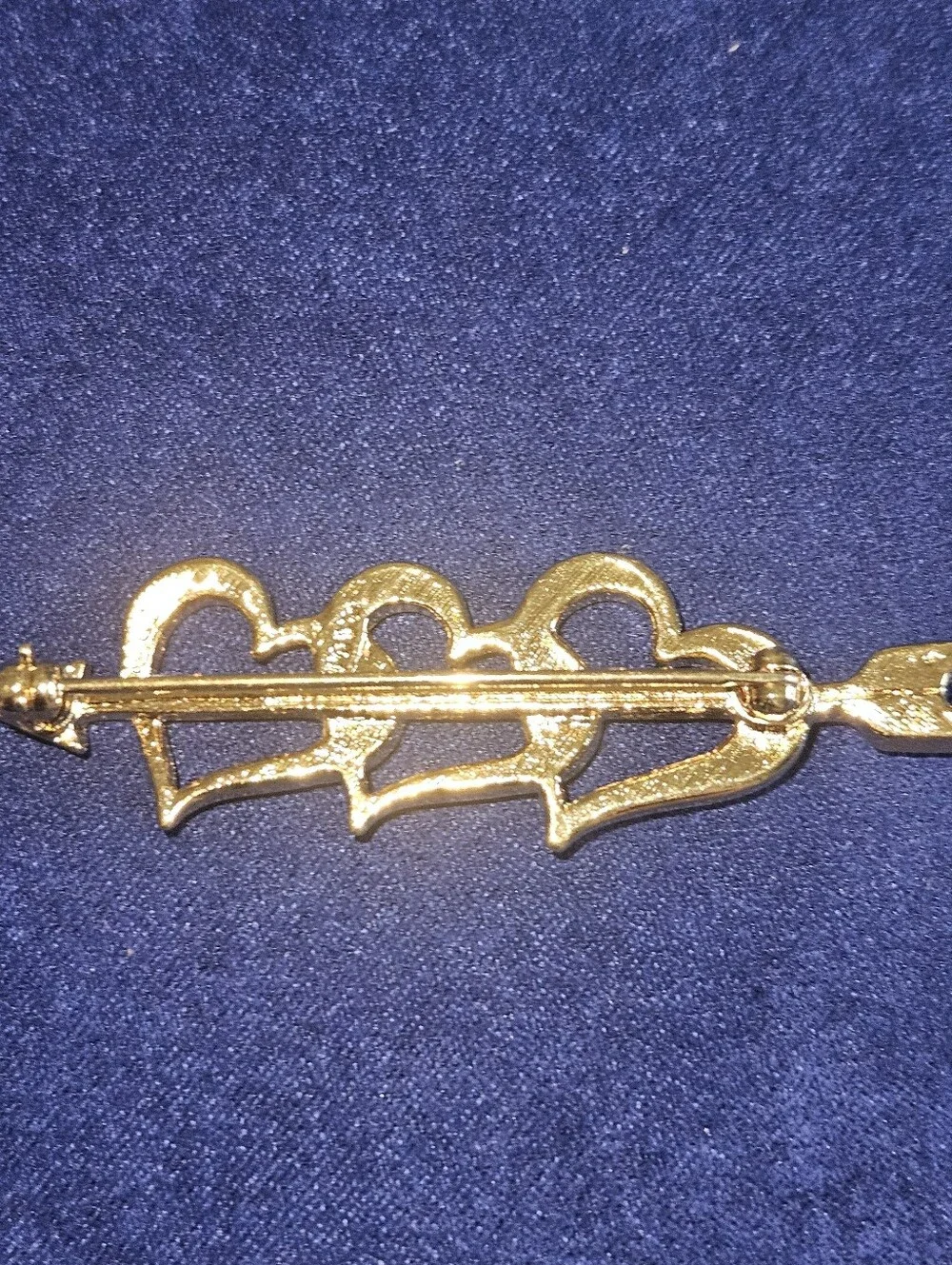 AVON Triple Heart Brooch Goldtone Hearts With  Crystal Accents Arrow Vintage
